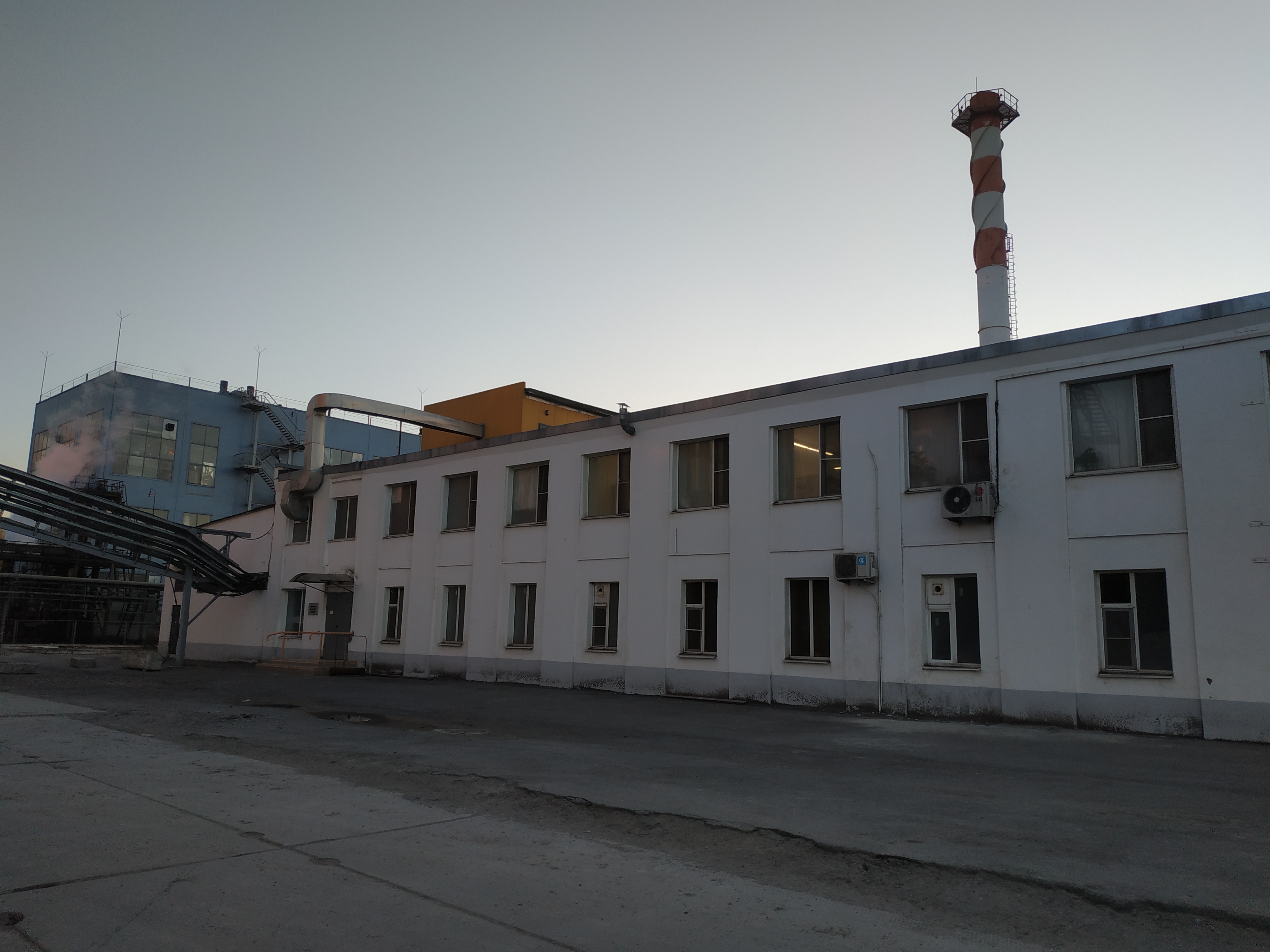 Подсобные помещения, расположенные по адресу: Ростовская обл., х. Морозов, ул. Солнечная, здание 1.