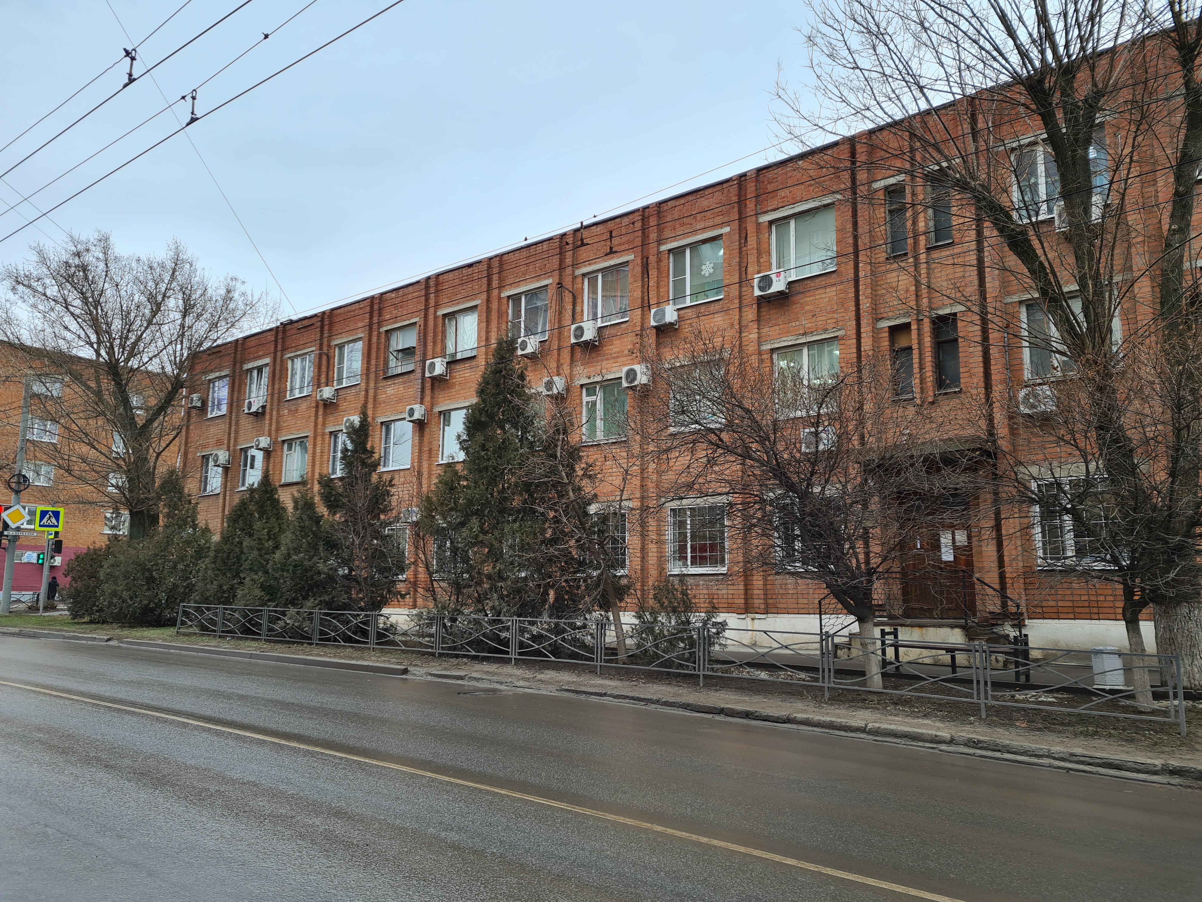 Здания и сооружения, расположенные по ул. Чехова, 137 и 10-й переулок в г. Таганроге Ростовской области.