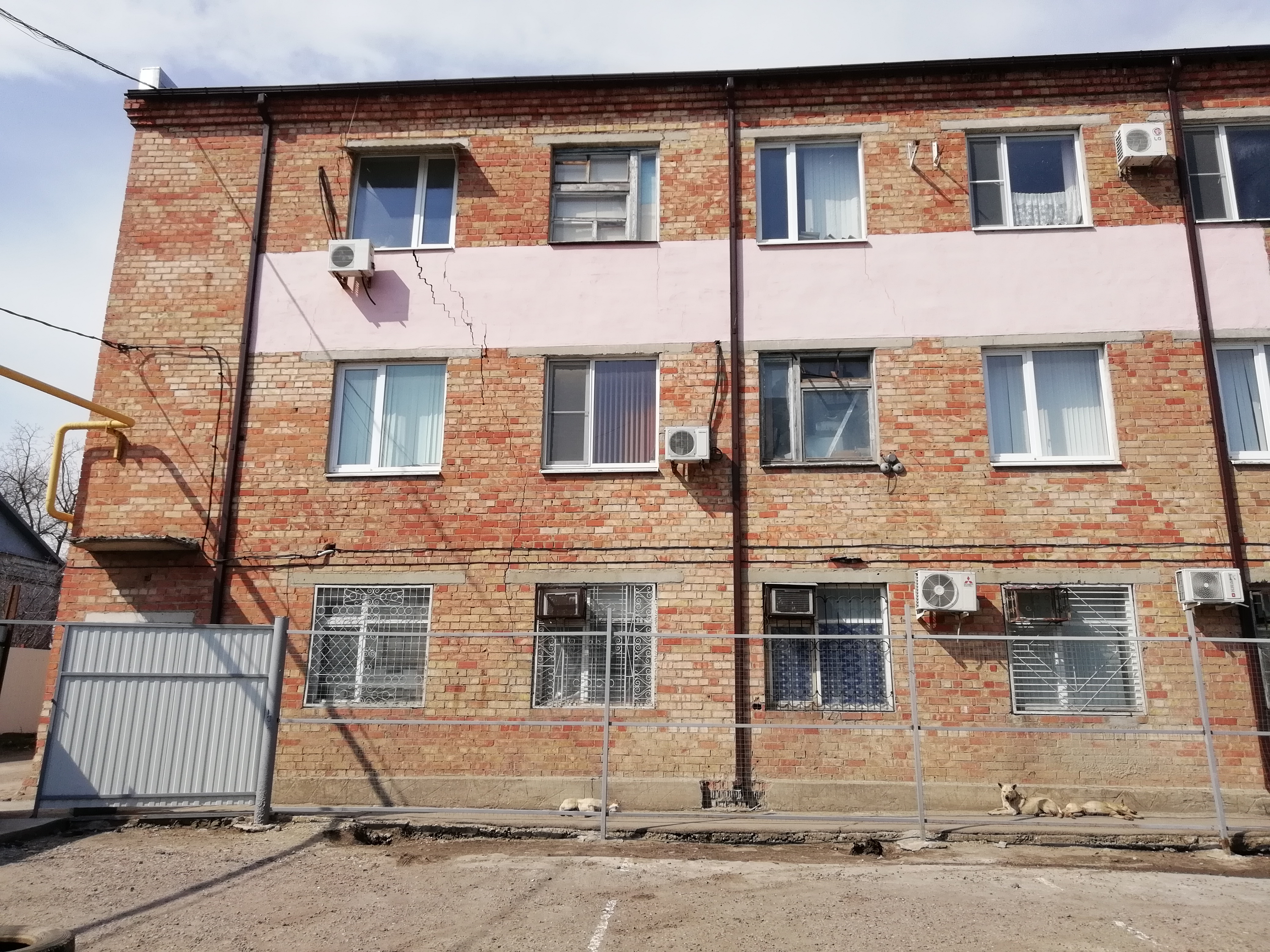 Административное здание (литер Ц), расположенное по адресу: г. Ейск, ул. Баррикадная, 1.